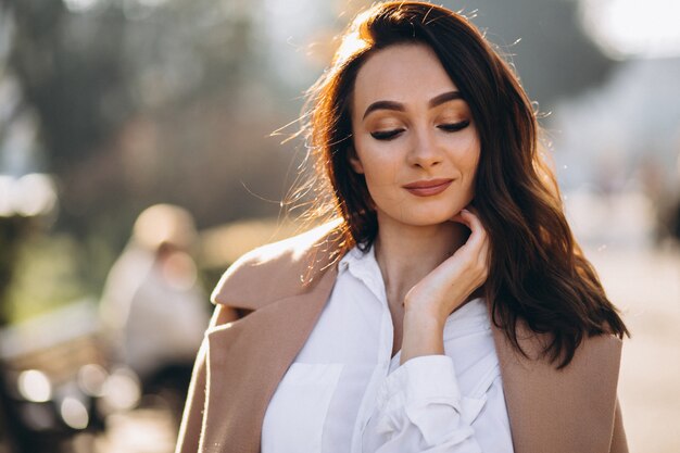 Retrato de mujer en camisa blanca y abrigo