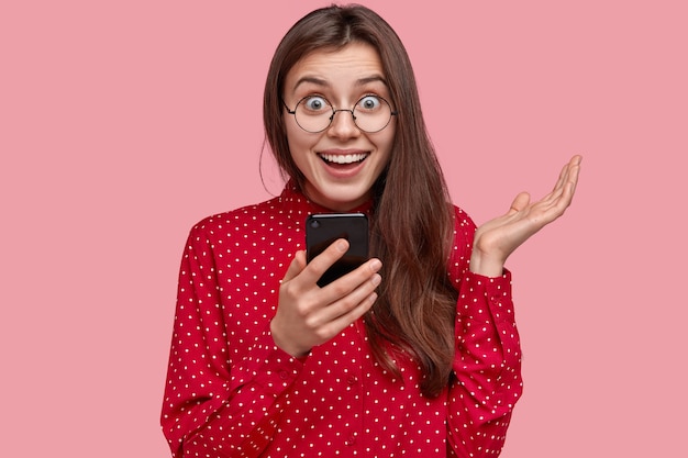 Retrato de mujer con camisa roja y anteojos redondos