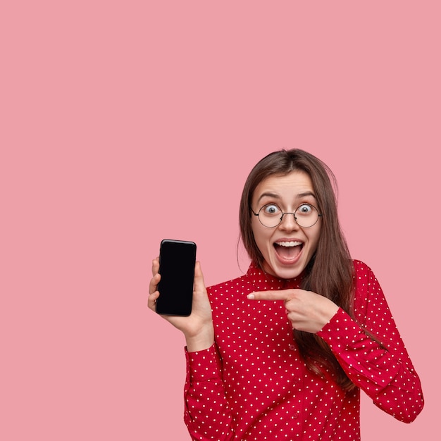 Retrato de mujer con camisa roja y anteojos redondos