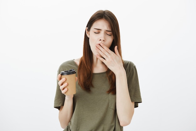 Retrato de una mujer con una camiseta verde oscuro