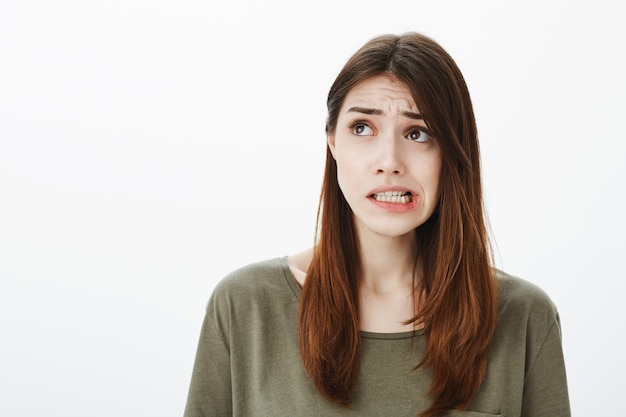 Foto gratuita retrato de una mujer con una camiseta verde oscuro