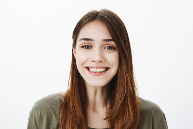 Retrato de una mujer con una camiseta verde oscuro