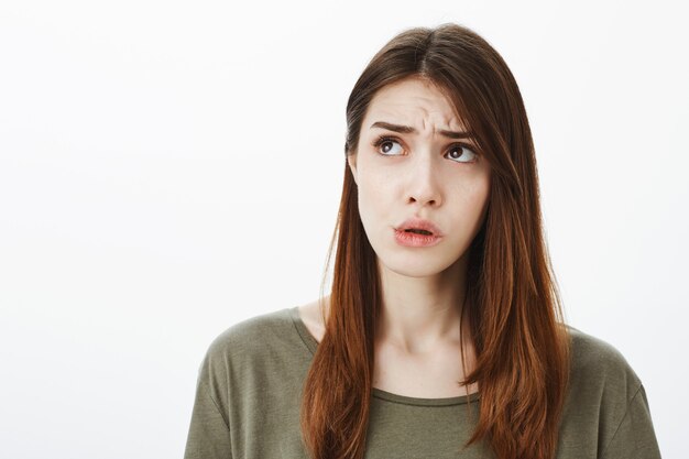 Retrato de una mujer con una camiseta verde oscuro