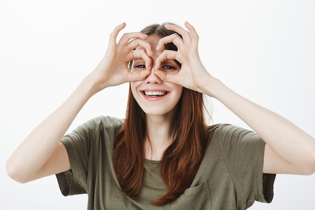 Foto gratuita retrato de una mujer con una camiseta verde oscuro