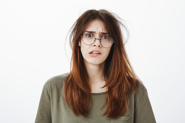 Retrato de una mujer con una camiseta verde oscuro