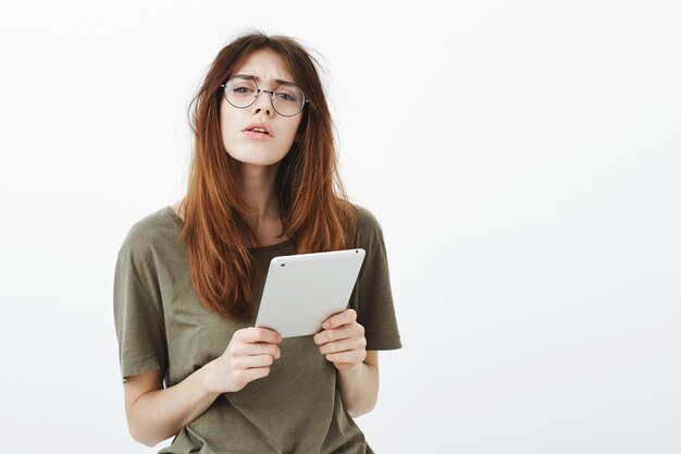 Retrato de una mujer con una camiseta verde oscuro