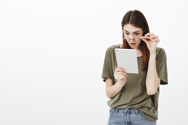 Retrato de una mujer con una camiseta verde oscuro