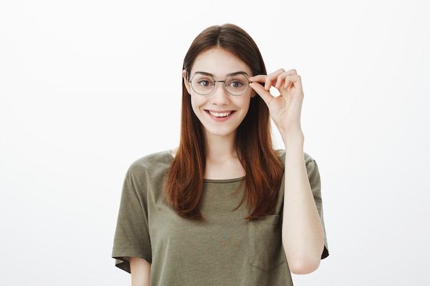 Retrato de una mujer con una camiseta verde oscuro