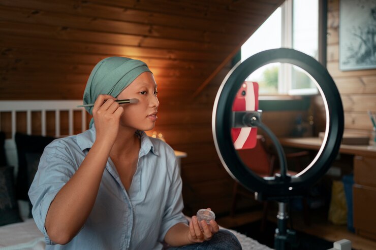 Foto gratuito retrato de una mujer con cáncer haciendo su maquillaje en casa