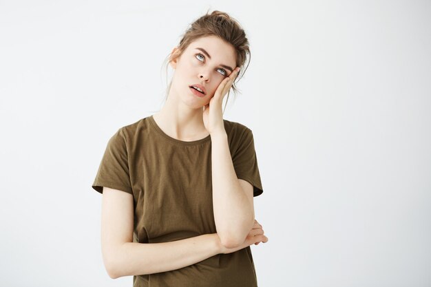 Retrato de mujer cansada aburrida disgustado con bollo