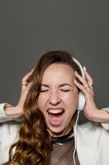 Retrato mujer cantando