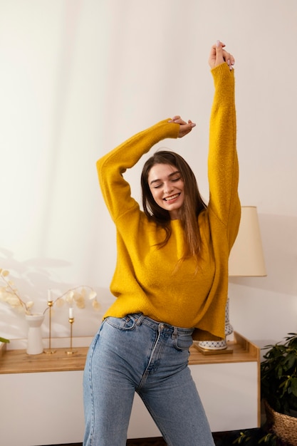 Foto gratuita retrato, mujer, en casa, bailando