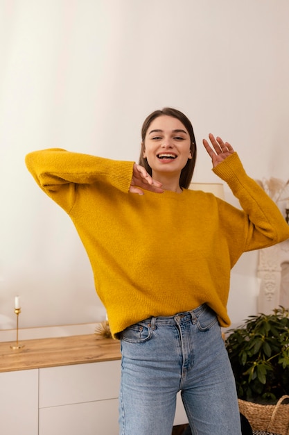 Foto gratuita retrato, mujer, en casa, bailando