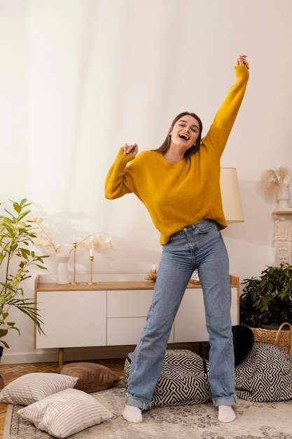 Foto gratuita retrato, mujer, en casa, bailando