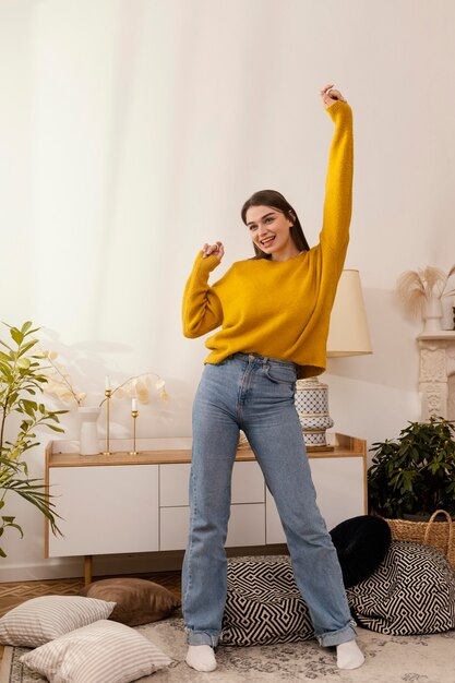 Retrato, mujer, en casa, bailando