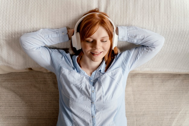 Foto gratuita retrato de mujer en casa escuchando música