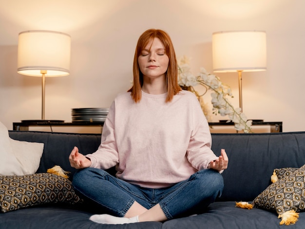 Retrato, mujer, en casa, meditar