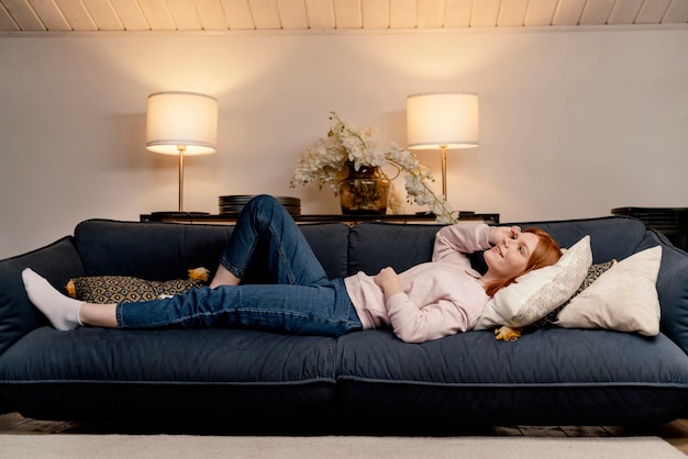 Retrato, mujer, en casa, sueño