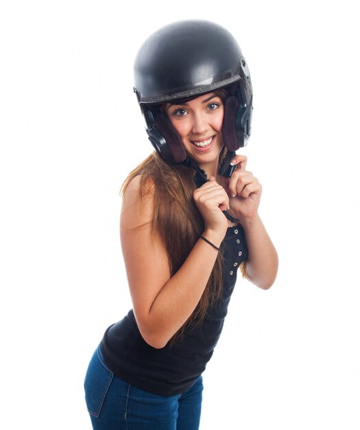 Retrato de mujer con el casco en la cabeza.