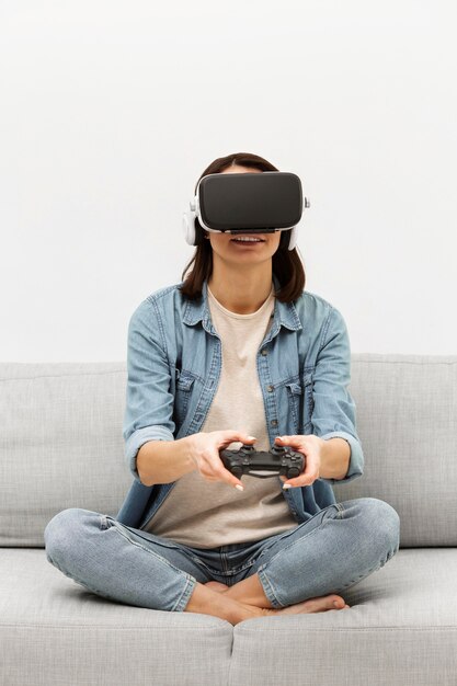 Retrato de mujer con casco de realidad virtual jugando