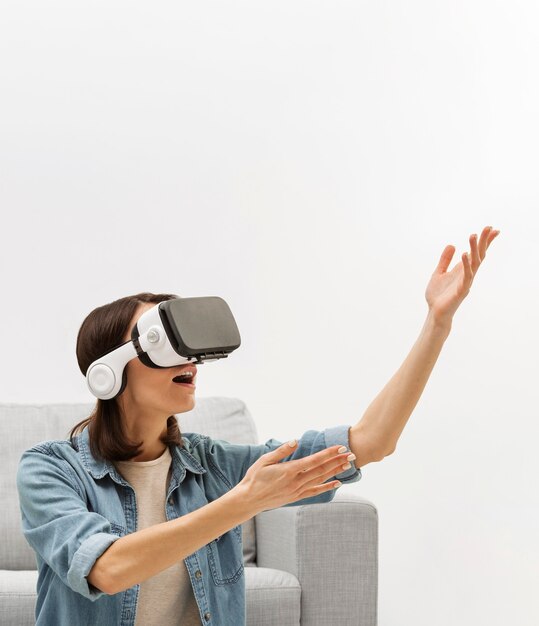 Retrato de mujer con casco de realidad virtual