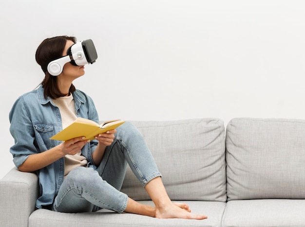 Retrato de mujer con casco de realidad virtual