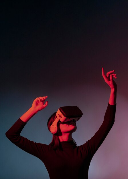 Retrato de mujer con casco de realidad virtual