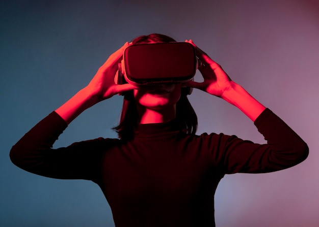 Foto gratuita retrato de mujer con casco de realidad virtual