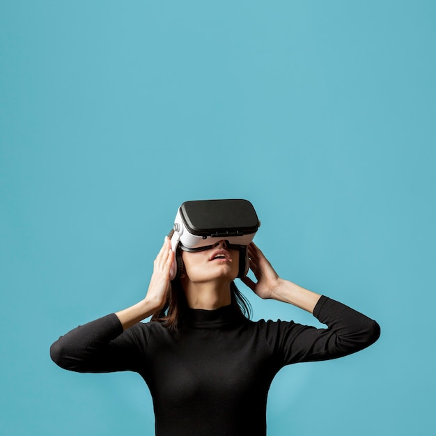 Retrato de mujer con casco de realidad virtual