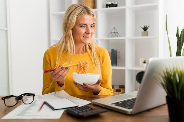 Retrato de mujer casual disfrutando del almuerzo en casa