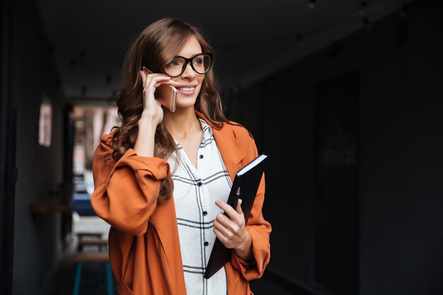 Retrato de una mujer casual hablando por teléfono móvil