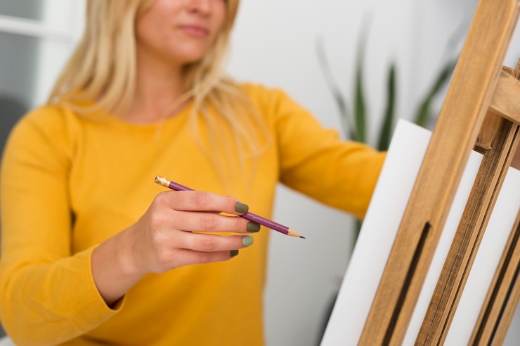 Foto gratuito retrato de mujer casual pintando en casa