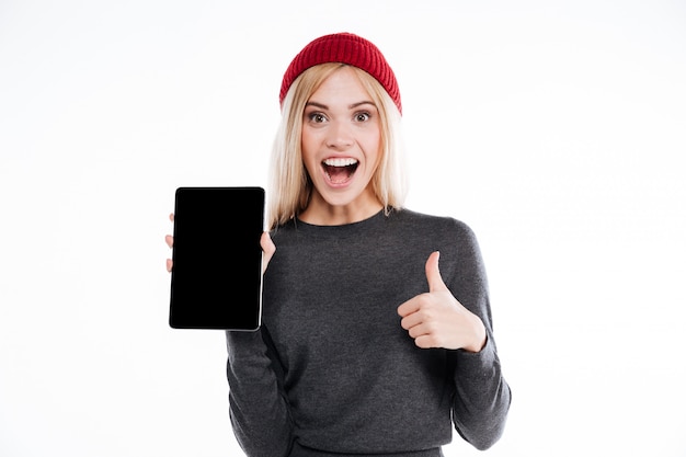 Retrato de una mujer casual sonriente con tableta de pantalla en blanco