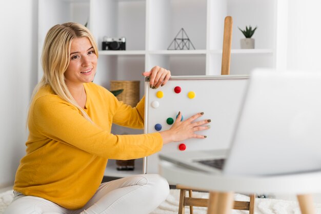 Retrato de mujer casual trabajando desde casa