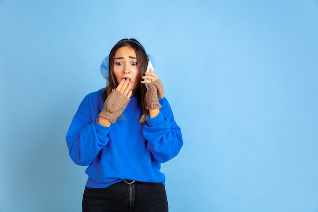 Retrato de mujer caucásica aislado en estudio azul