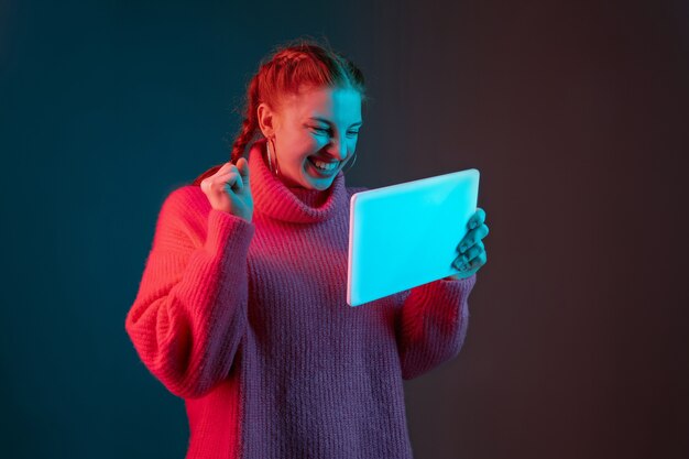 Retrato de mujer caucásica aislado en gradiente en luz de neón