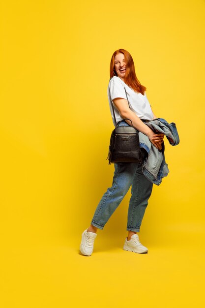 Retrato de mujer caucásica aislado sobre fondo amarillo studio, seguidor sea como