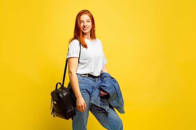 Retrato de mujer caucásica aislado sobre fondo amarillo studio, seguidor sea como