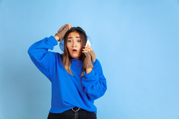 Retrato de mujer caucásica en estudio azul