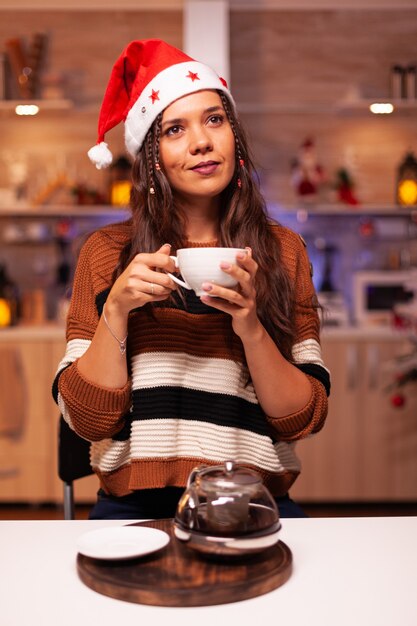 Retrato de mujer caucásica con gorro de Papá Noel sonriendo