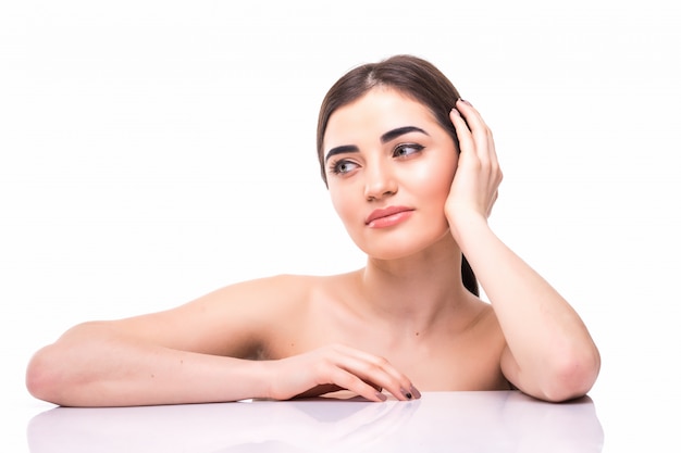 Retrato de la mujer caucásica hermosa joven que toca su cara aislada. Limpieza facial, piel perfecta. cuidado de la piel, cosmetología