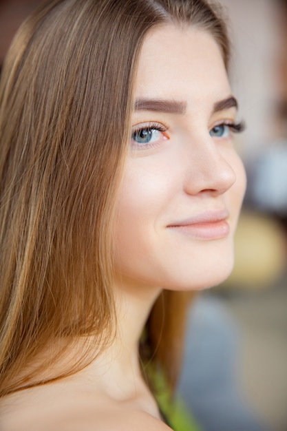 Retrato de mujer caucásica joven encantada sonriendo.