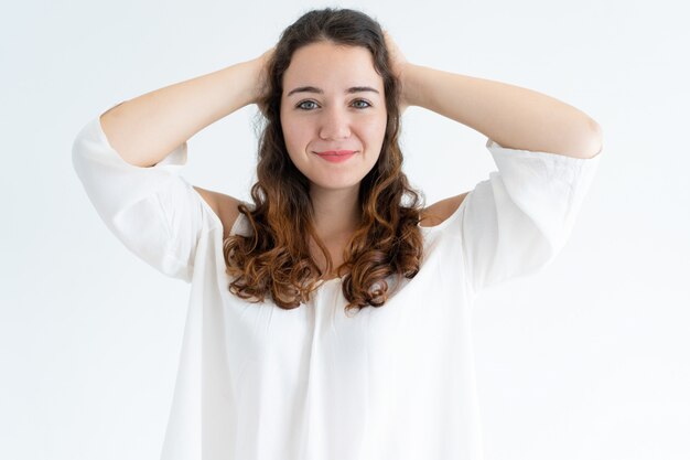 Retrato de la mujer caucásica joven que sonríe en la cámara