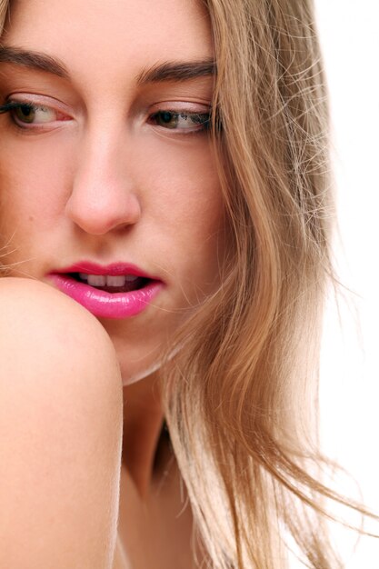 Retrato de mujer caucásica rubia aislada en tiro blanco, labios rosados