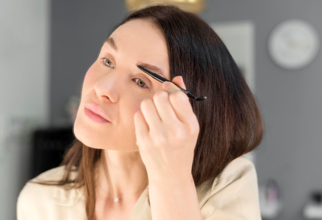 Foto gratuita retrato mujer ceja maquillaje