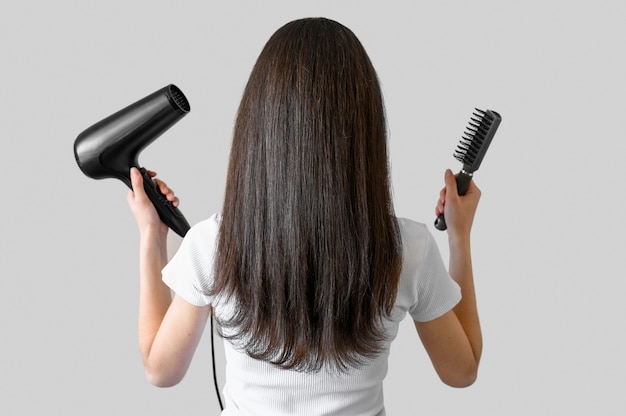 Retrato mujer con cepillo y secador de pelo