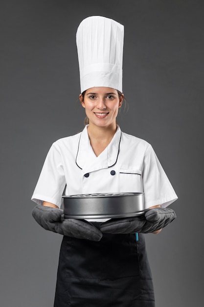 Foto gratuita retrato mujer chef con pan