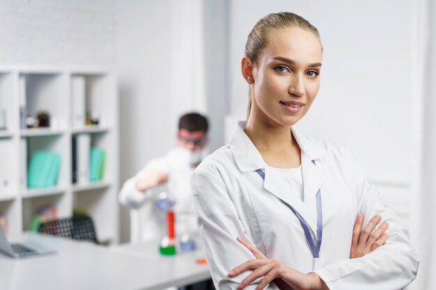 Retrato de mujer científica en el laboratorio