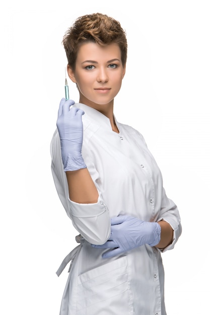 Retrato de mujer cirujano mostrando jeringa