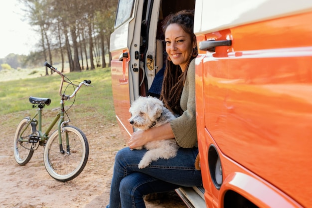 Retrato, mujer, en coche, con, perro